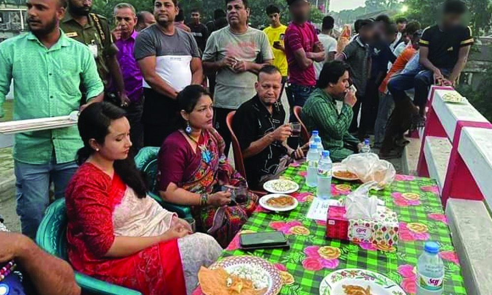 প্রতিমা বিসর্জনে প্রশাসনের সঙ্গে আ. লীগ নেতা, সমালোচনার ঝড়